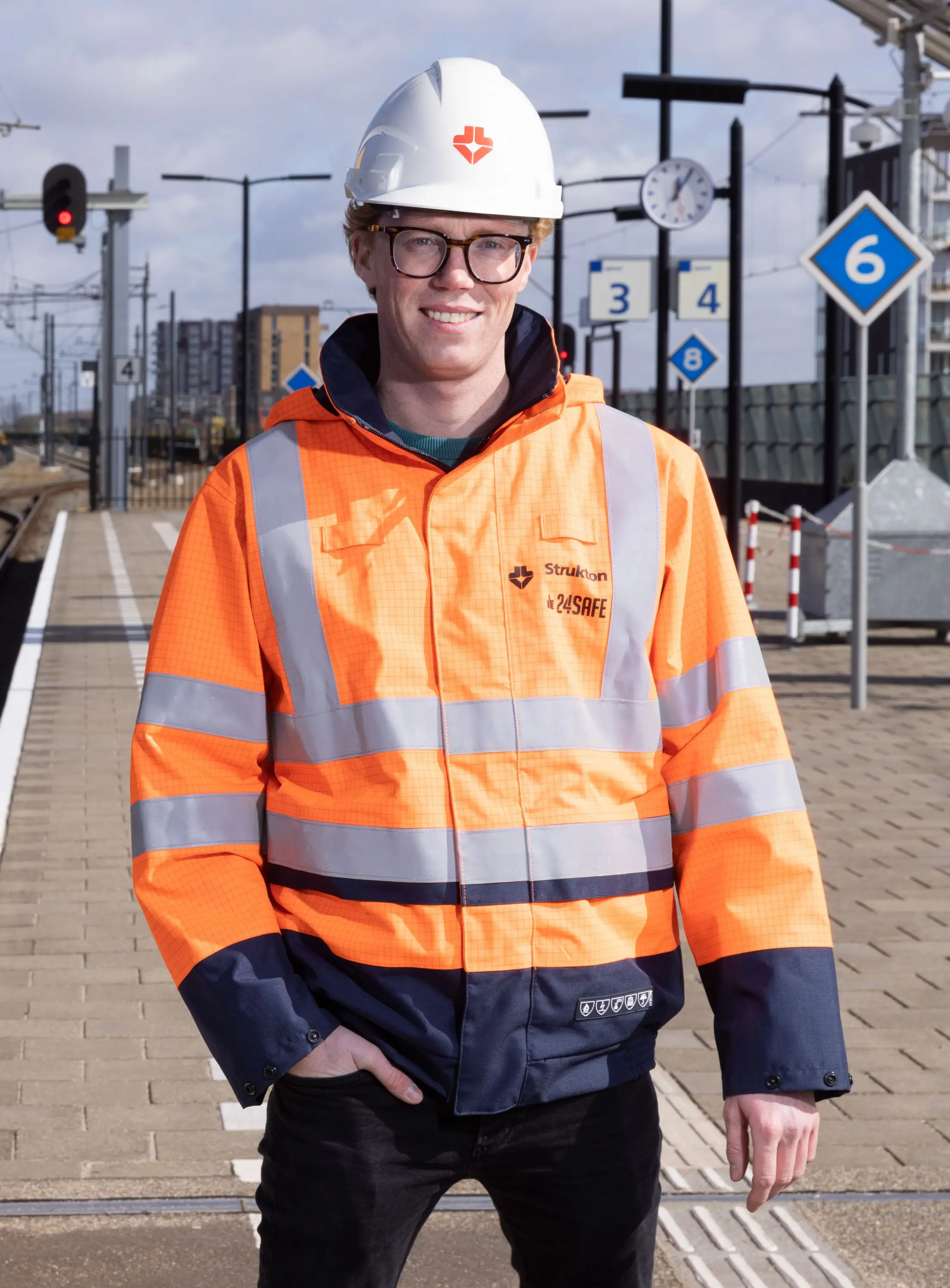 Mark Vriens hand in zak Trainee Strukton