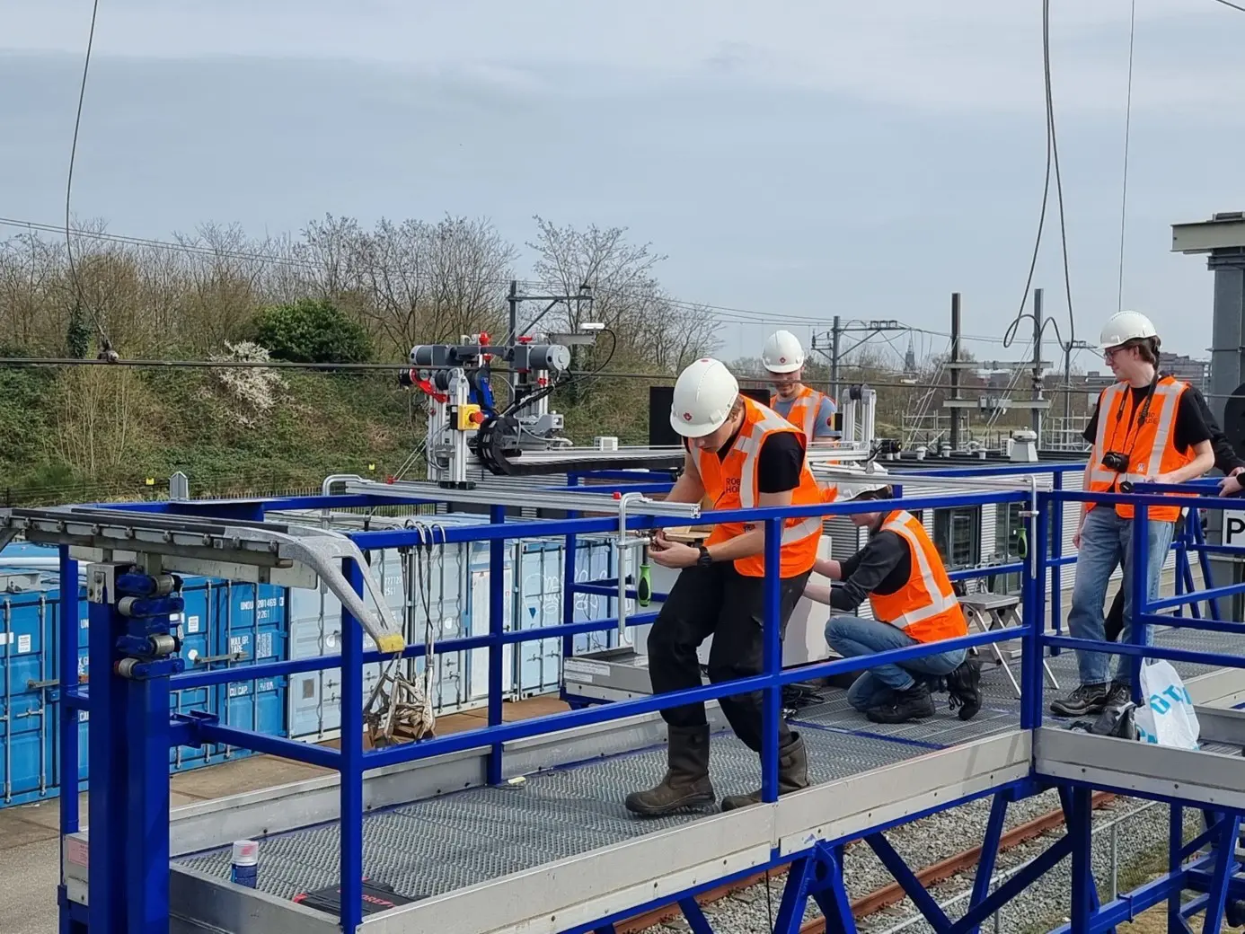Studenten TU Delft2 Trotse student-engineers tonen robot voor onderhoud bovenleidingen